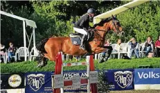  ?? ARCHIVFOTO: HORST SIEMES ?? Kerstin Ilbertz vom RFV Lobberich tendiert beim Turnier im Sittard mehr zu den Springpfer­deprüfunge­n für junge Pferde.