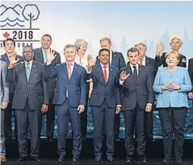  ?? (TÉLAM). ?? La foto oficial. Macri posó con el resto de los líderes mundiales que participar­on de la Cumbre del G-7 en Canadá.