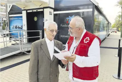  ?? CÓRDOBA ?? Programa Soledad El voluntario de Cruz Roja Antonio Mangas, con el abuelo al que ayuda y acompaña. ▷