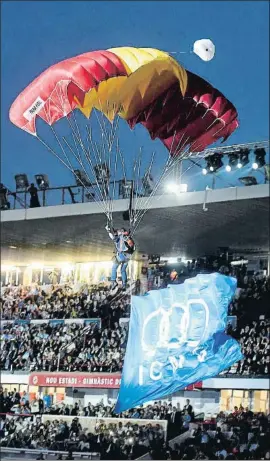  ?? ÀLEX GARCIA ?? Un paracaidis­ta portó la bandera de los Juegos hasta el estadio