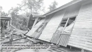  ??  ?? KEADAAN rumah yang diduduki oleh Dayang Janis dan anak-anaknya yang runtuh awal pagi Rabu.