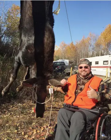  ?? PHOTOS COURTOISIE ?? Gaston Synnott, qui chasse dans son fauteuil roulant depuis 13 ans, a abattu un orignal la semaine dernière. Ses compagnons de chasse lui ont préparé une cache avec une rampe de 50 pieds pour y monter (photo ci-dessous).