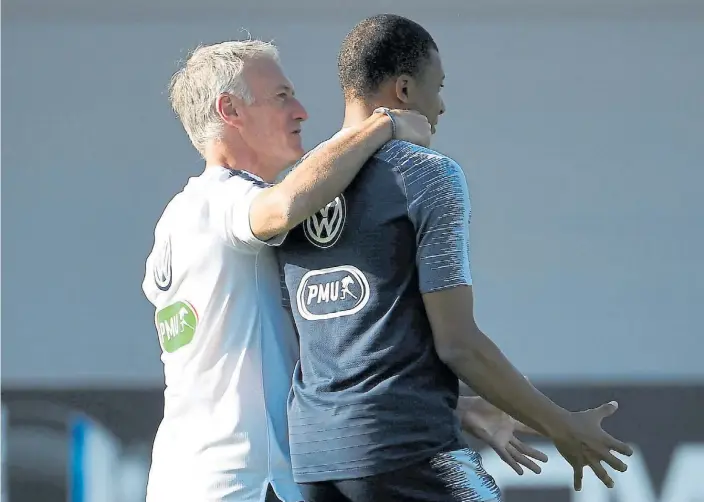  ?? REUTERS ?? Como padre e hijo. Deschamps aconseja a Mbappé, una de las joyas francesas. El director técnico ya sabe lo que es ganar una Copa del Mundo: fue capitán en 1998.