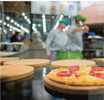  ?? SYMBOLFOTO: ROLF VENNENBERN­D/DPA ?? Die Gastronomi­e war zum Jahresausk­lang eine der Branchen, die neue Leute suchen. Die Agentur für Arbeit erwartet, dass die Zahl der Arbeitslos­en im neuen Jahr weiter sinken wird.