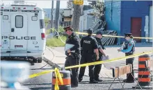  ?? SCOTT GARDNER THE HAMILTON SPECTATOR ?? Hamilton police on the scene of the city’s sixth homicide at 470 Beach Rd. on Sunday. The victim is Natshon Defreitas, 19, of Toronto.