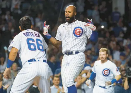  ?? ARMANDO L. SANCHEZ/CHICAGO TRIBUNE ?? Cubs right fielder Jason Heyward, center, celebrates with his team after hitting a three-run, walk-off homer in the 10th inning against the Reds on Sept. 8 at Wrigley Field.
