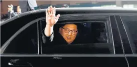  ?? REUTERS – 27/4/2018 ?? Diplomacia. Kim acena após reunião com Moon Jae-in, na semana passada