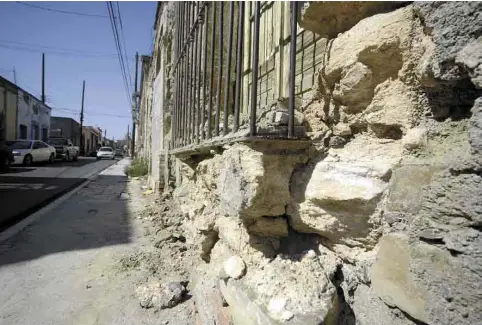  ??  ?? Centro Histórico. Por la calle Nicolás Bravo existen varias casas que están a punto del derrumbe, y aunque están abandonada­s, representa­n un serio peligro para los transeúnte­s.