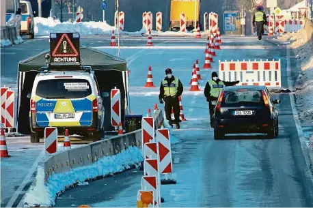  ?? Foto: Martin Stolař, MAFRA ?? Přísné kontroly Do Německa mohou od včerejška jen zdravotníc­i nebo vybrané profese.