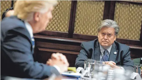  ?? FOTO: DPA ?? Donald Trump (li.) ist auf Steve Bannon nicht mehr gut zu sprechen. Er hatte den ältesten Sohn des Präsidente­n kritisiert.