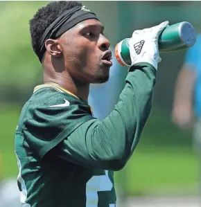  ?? MARK HOFFMAN / MILWAUKEE JOURNAL SENTINEL ?? Coach Mike McCarthy is pleased with Packers cornerback Damarious Randall’s workouts during the off-season.