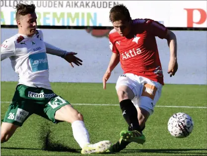  ?? FOTO: LEHTIKUVA/MARKKU ULANDER ?? REVANSCH. HIFK:s Matias Hänninen slår in utjämnings­målet. Tidigare hade IFK Mariehamn gjort mål efter en miss
av honom