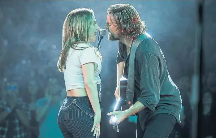  ?? (GENTILEZA WARNER) ?? Pura química. Lady Gaga y Bradley Cooper interpreta­n a Ally y a Jack en la nueva versión de la película. El trabajo actoral es tan bueno como el musical.