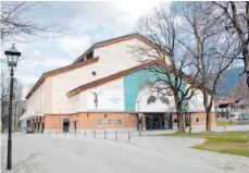  ?? FOTOS (2): UWE JAUSS ?? Das Oberammerg­auer Festspielh­aus in der Dorfmitte liegt verlassen da. In nächster Zeit werden auch keine Besucher kommen.