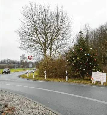  ?? Foto: Swen Pförtner, dpa ?? Hier nur nicht zu schnell fahren ... Unser Bild zeigt einen Kreisverke­hr in einem Gewerbegeb­iet. „Das Göttinger Kreiselbäu­mchen wünscht allen frohe Festtage & ein gutes Jahr!“steht auf einem Schild.