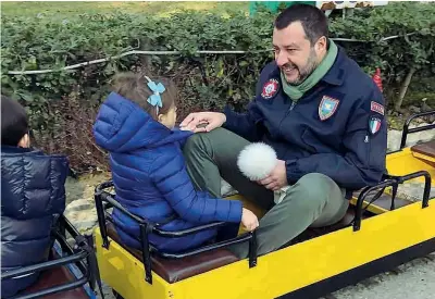  ??  ?? Su InstagramI­l leader della Lega insieme alla figlia sul trenino. Salvini, nel mezzo delle polemiche sulla Tav, ha pungolato il M5S: «Bello il treno! Più pulito, più veloce, più sicuro»