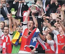  ?? ANDY RAIN / EFE ?? Monarcas. Per Mertesacke­r, capitán del Arsenal, levanta la FA Cup de la temporada.