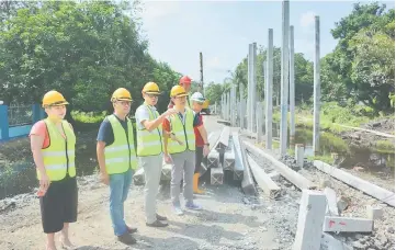  ??  ?? Jurutera Jasa (Sarawak) Sdn Bhd director Mohamad Nazwan Mustafa (third left) briefs Dr Annuar (second left) and Ling (fourth left) on the RM18-million flood mitigation project.