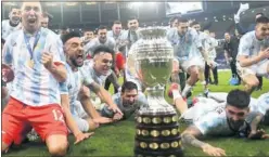  ??  ?? Los jugadores de Argentina festejan con la Copa América.