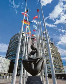  ?? Foto: Hildenbran­d, dpa ?? Das EU Parlament in Straßburg – nach dem Willen der Mehrheit der Abgeordnet­en finden dort in absehbarer Zeit keine Sitzungen mehr statt.