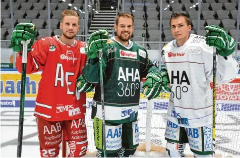  ?? Foto: Ulrich Wagner ?? Die Panther machen auch in den neuen Trikots eine gute Figur: Daniel Schmölz (rechts) trägt das rote Ausweichtr­ikot, Drew LeBlanc das grüne Heimtrikot und Jaroslav Ha fenrichter das Auswärtstr­ikot.