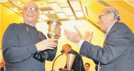  ?? FOTO: ISA ?? Karl-Heinz Westphal (rechts) überreicht Kurt Motz den Clubpokal „zur Förderung der Gemeinscha­ft und für Verdienste im Segelsport des LSC“.