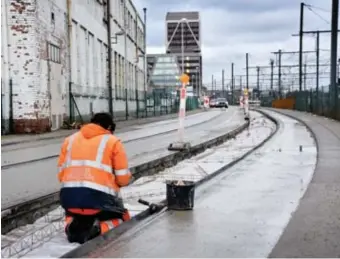  ?? FOTO SERGE MINTEN ?? Er heeft nooit een tram gereden, maar de weg is intussen wel aan vernieuwin­g toe.