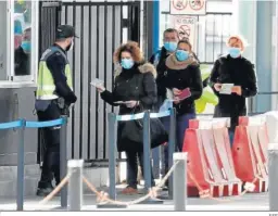  ?? EFE ?? Varias personas muestran su documentac­ión para entrar en Gibraltar.