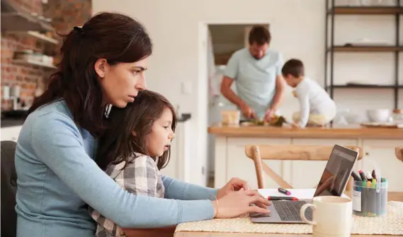  ?? SHUTTERSTO­CK PARA EF ?? Debido a la crisis generada por COVID-19 muchos trabajador­es laboran desde sus casas y comparten con sus hijos, quienes dejaron de asistir a las escuelas y guarderías. Este factor se debe considerar para dentro de la estrategia de regreso al trabajo presencial.