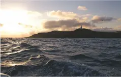  ??  ?? RIGHT: Early morning approach to Strumble Head