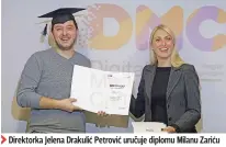  ??  ?? Direktorka Jelena Drakulić Petrović uručuje diplomu Milanu Zariću