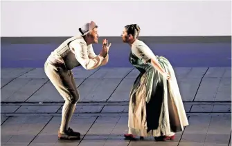  ?? [Brescia/Amisano – Teatro alla Scala ] ?? Agil in Strehlers Commedia-dell‘arte-Ästhetik: Michael Laurenz und Jasmin Delfs.