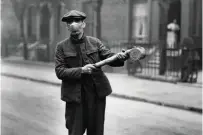  ??  ?? A London public health worker with disinfecta­nt, 1918