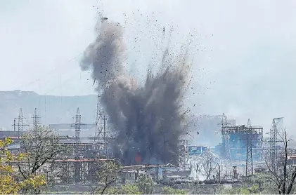  ?? REUTERS ?? Ataque. Las fuerzas rusas bombardean la acería Azovstal, en la ciudad portuaria de Mariúpol.