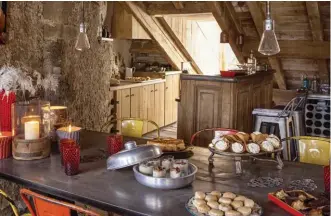  ??  ?? LE MOBILIER INDUSTRIEL cohabite avec aisance avec le bois. La longue table en béton ciré accueille les gourmands avec des cornets de Murat (Pâtisserie Troupenat, à Aurillac). Vases tricot (Angel des Montagnes).