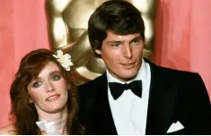  ??  ?? SUPERMAN CURSE: Margot Kidder and Christophe­r Reeve appear at an awards ceremony in Los Angeles in 1978