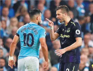  ?? PHIL NOBLE / REUTERS ?? Everton's Morgan Schneiderl­in gives Manchester City's Sergio Aguero a piece of his mind following a tackle by the Frenchman on City’s Argentine. Schneiderl­en was booked and sent off for the challenge in the 1-1 draw at Etihad Stadium.