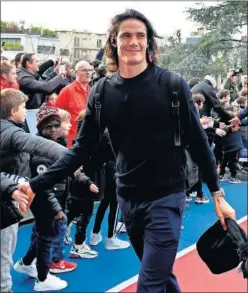  ??  ?? Edinson Cavani, durante su llegada a la concentrac­ión del PSG previa al partido contra el Montpellie­r del pasado sábado.