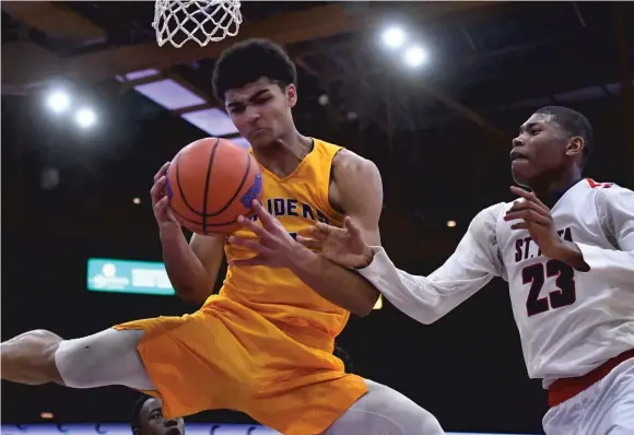  ?? | WORSOM ROBINSON/ FOR THE SUN- TIMES ?? Bloomingto­n’s Chris Payton beats St. Rita’s Landen Gladney to a rebound Friday during the Chicago Elite Classic at the UIC Pavilion.