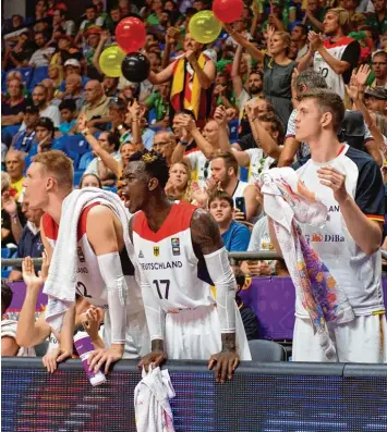 ?? Foto: Imago/Camera 4 ?? Die deutsche Mannschaft (von links Robin Benzing, Dennis Schröder und Isaiah Hartenstei­n) feiert sich selbst und sie wird von den Basketball­fans gefeiert.