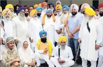  ??  ?? Chief minister Capt Amarinder Singh with persons who were illegally detained after Operation Bluestar. He gave them cheques of relief money awarded to them by an Amritsar court, in Chandigarh on Thursday. KESHAV SINGH/HT
