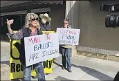  ?? Anita Chabria Los Angeles Times ?? THREE PEOPLE protest in front of the Shasta County clerk’s office last year during a recall election.