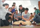  ?? HU QINGMING / FOR CHINA DAILY ?? Volunteers from Internatio­nal SOS organize a first-aid training demonstrat­ion in Beijing.