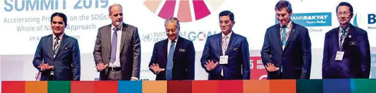  ?? (Foto Syarafiq Abd Samad /BH) ?? Dr Mahathir merasmikan Sidang Kemuncak Matlamat Pembanguna­n Lestari 2019, di Pusat Konvensyen Kuala Lumpur, semalam.