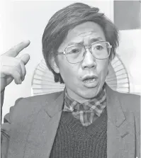  ?? — Gambar AFP ?? KENA PENJARA: Gambar fail 17 November, 1993 menunjukka­n Qin bercakap pada sidang media di Beijing.