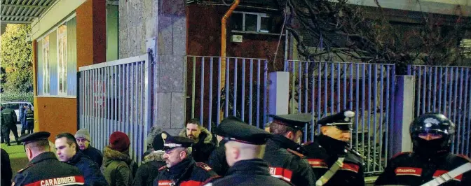  ??  ?? Soccorsi Vigili del Fuoco e carabinier­i all’ingresso della Lamina Spa di Milano: verso le 16.50 di ieri sei operai della ditta sono rimasti intossicat­i durante le operazioni di pulizia di un forno interrato. Tre le vittime e tre i feriti