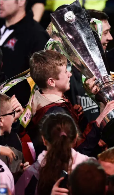  ?? Pics: Sportsfile ?? Dundalk manager Stephen Kenny celebrates with the trophy and supporters.