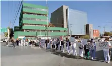  ?? ?? Plantón. Desde temprana hora los manifestan­tes tomaron el crucero de LEA y el bulevar Venustiano Carranza.