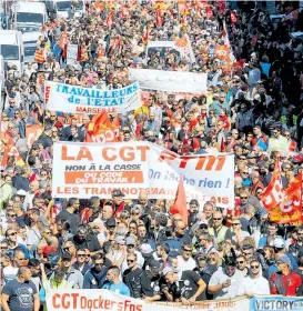  ??  ?? Hunderttau­sende Demonstran­ten zeigten Macron am Dienstag, was sie von seiner Arbeitsmar­ktreform halten.