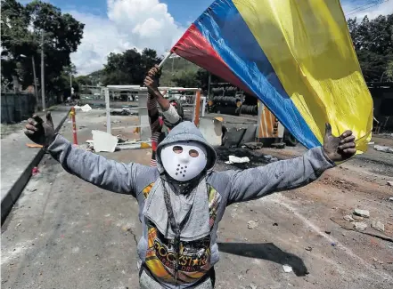  ?? ANDRES GONZALEZ/AP ?? Repressão. Manifestan­tes protestam em Yumbo, cidade próxima de Cali; presidente admite que houve abusos da polícia